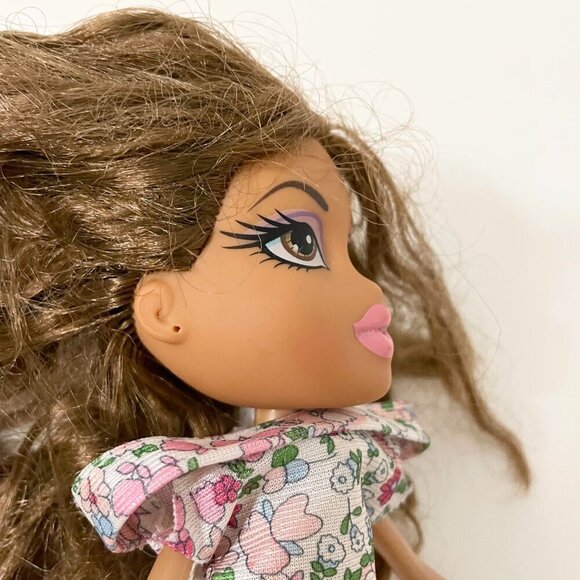 Bratz Yasmin Doll Flaws - Picture 14 of 14